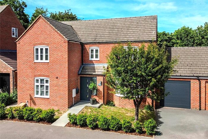 4 Bedroom Link Detached House For Sale In Kirby Drive, Bramley, Tadley, Hampshire, RG26