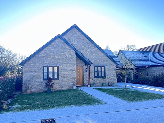 3 Bedroom Detached Bungalow To Rent In Hurst Brook, Martock, TA12