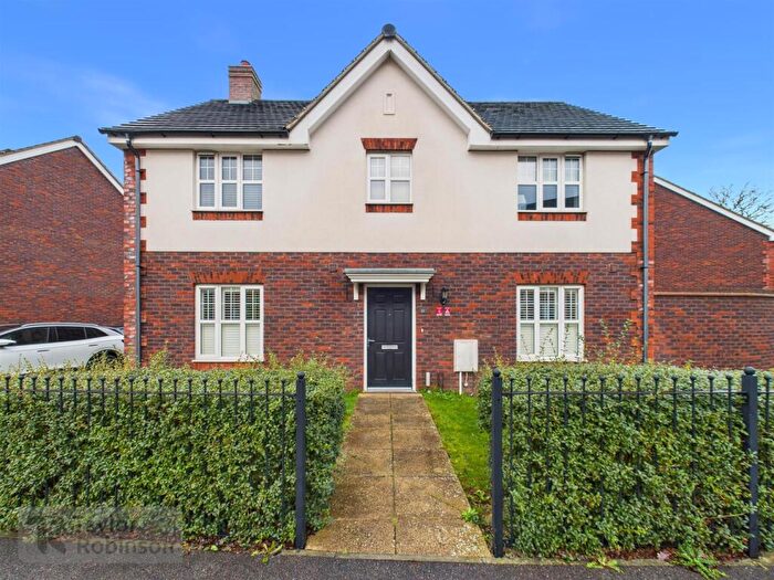 4 Bedroom Detached House To Rent In Foxglove Drive, Crawley, RH10