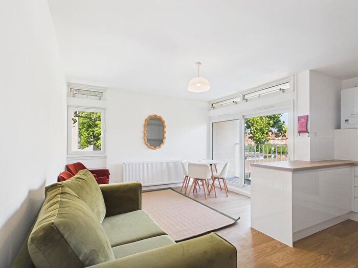4 Bedroom Maisonette To Rent In Cedars Road, Clapham Common, SW4