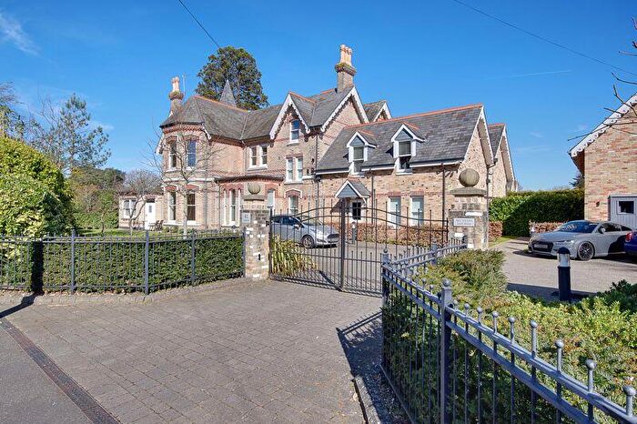 2 Bedroom Flat To Rent In Available March - Bedroom / Bathroom Apartment Cavendish Road - £. Pcm, BH1