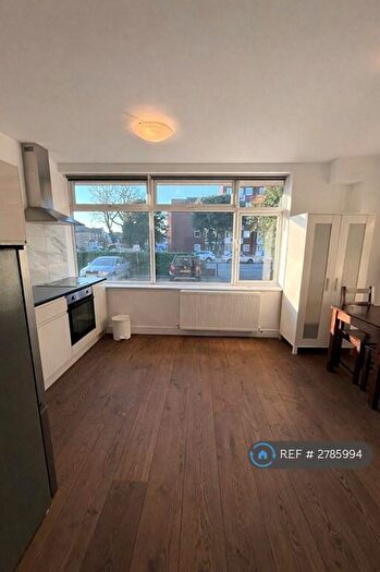 Studio To Rent In Ballards Lane, London, N3