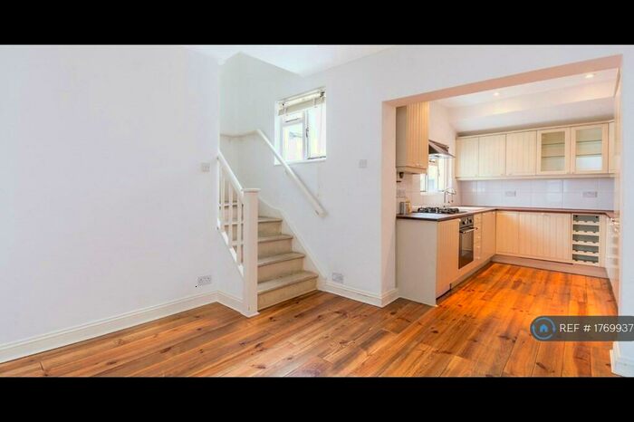 2 Bedroom Maisonette To Rent In Green Lanes, London, N16