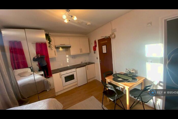 Studio To Rent In Ballards Lane, London, N3