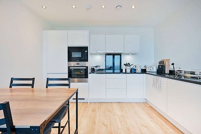 2 Bedroom Flat To Rent In Lakeside Drive, Park Royal, London, NW10