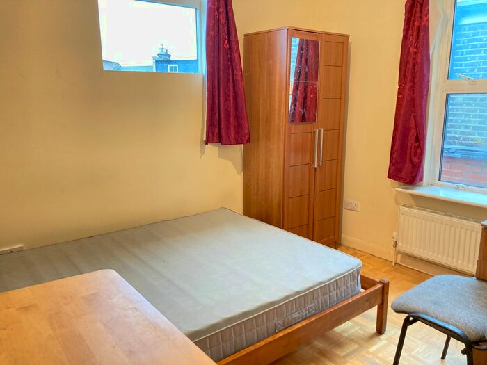 Studio To Rent In Very Near St Marys Road Area, Ealing W5