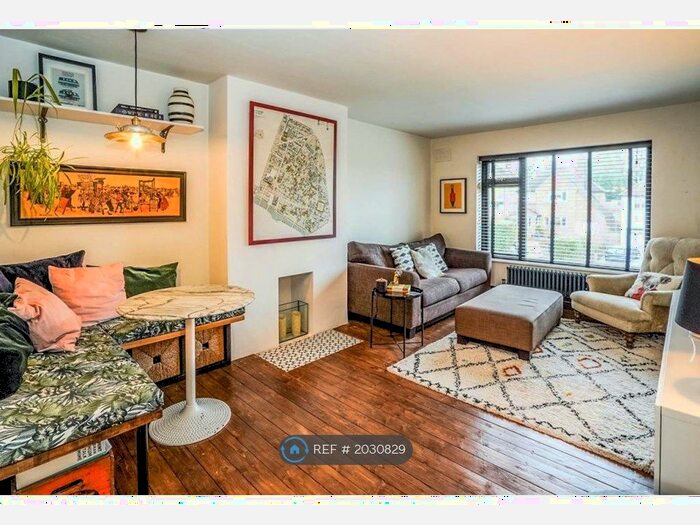 2 Bedroom Flat To Rent In The Rise, Amersham, HP7