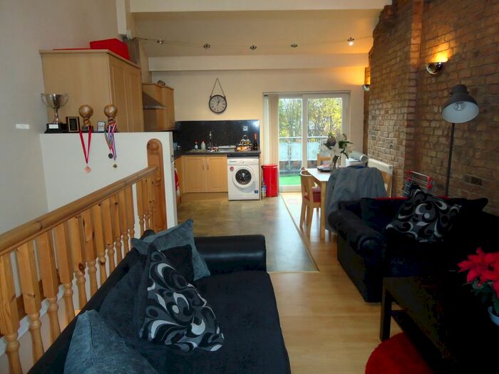 2 Bedroom Flat To Rent In Chester Road, Old Trafford, Manchester, M15