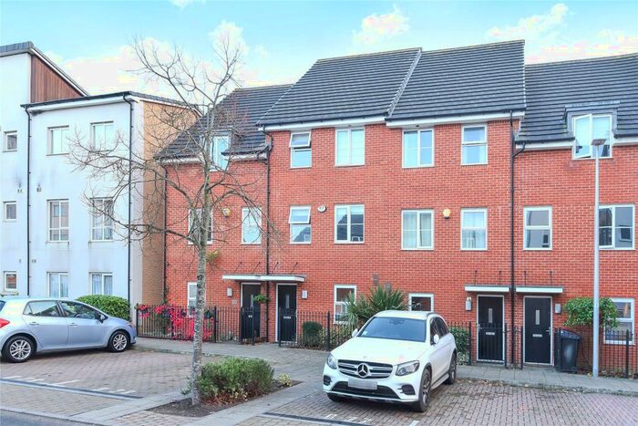 4 Bedroom Town House To Rent In Gweal Avenue, Reading, Berkshire, RG2