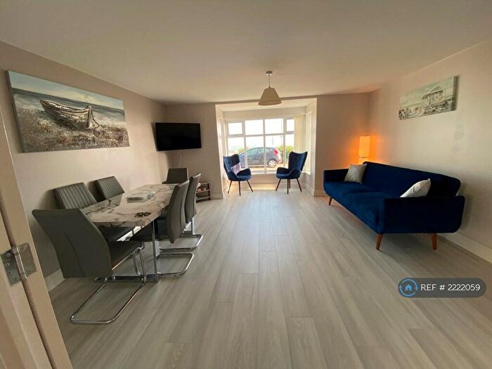 2 Bedroom Flat To Rent In Kings Parade, Holland-On-Sea, CO15