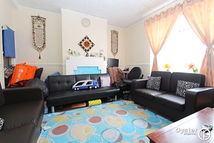 3 Bedroom Flat To Rent In Whitchurch Lane, Edgware, HA8