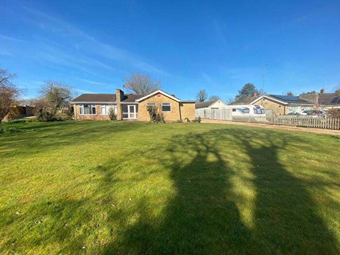 3 Bedroom Bungalow To Rent In Brook Way, Deanshanger, Milton Keynes, MK19