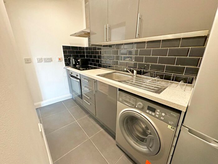 1 Bedroom Flat To Rent In Roundhay Road, Leeds, West Yorkshire, LS8