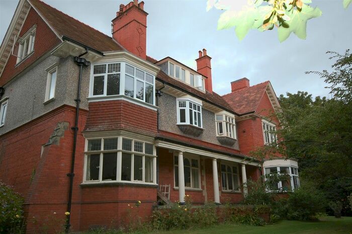 2 Bedroom Flat To Rent In Barholm, Mere Farm Road, Prenton, CH43