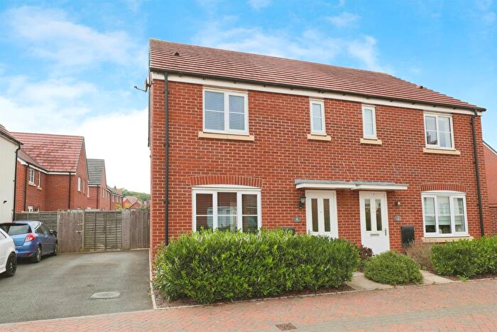 3 Bedroom Semi-Detached House For Sale In Pickard Place, Wellesbourne, Warwick, CV35