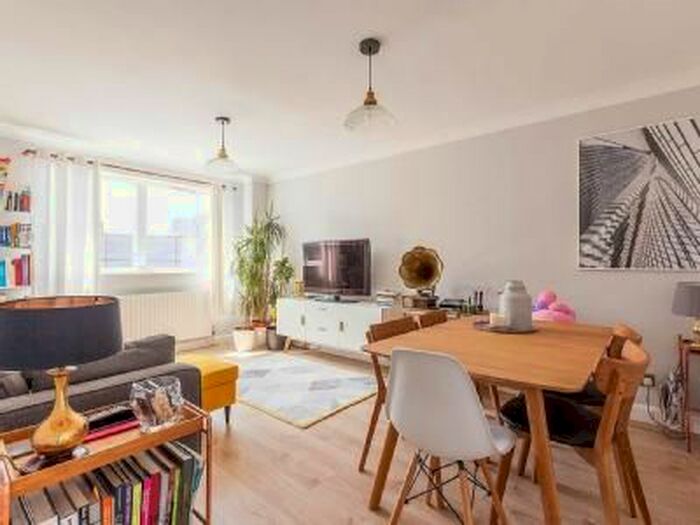 3 Bedroom Flat To Rent In Bacon Street, Shoreditch/Bethnal Green/Brick Lane, E2