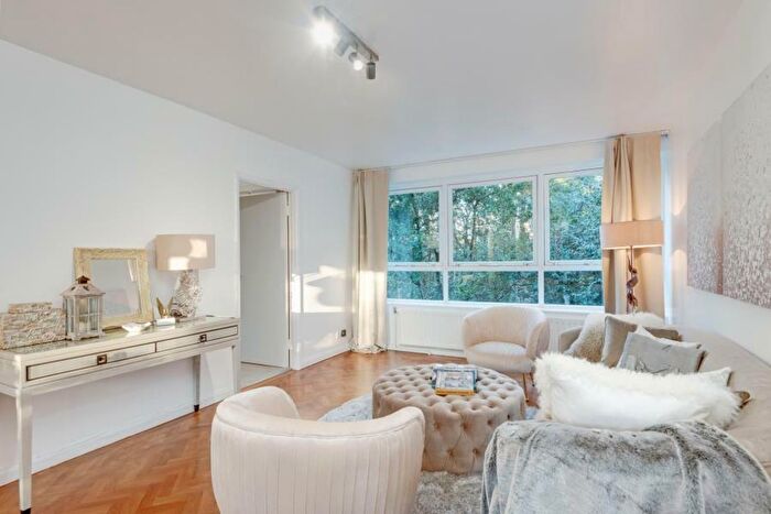 3 Bedroom Flat To Rent In West Heath Lodge, Hampstead, London, NW3