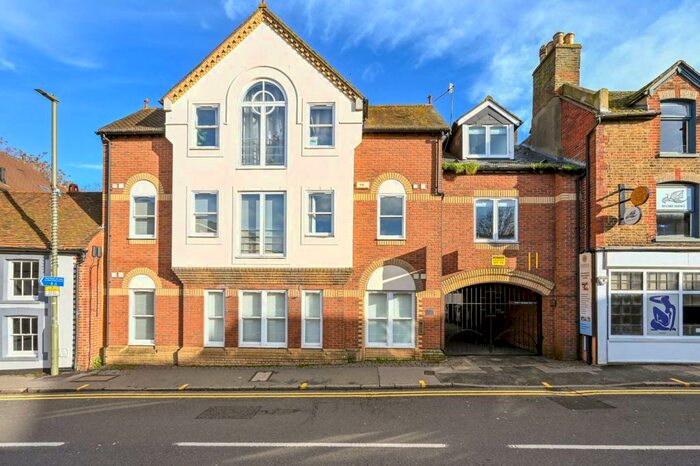 1 Bedroom Flat To Rent In Chertsey Court, Guildford, GU1