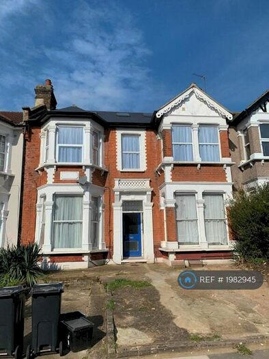 2 Bedroom Flat To Rent In Kensington Gardens, Ilford, IG1