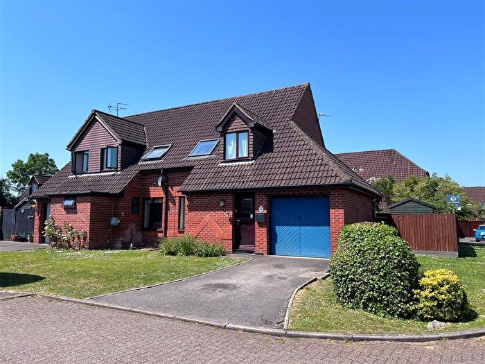 3 Bedroom Semi-Detached House For Sale In Honeyfields, Gillingham, SP8
