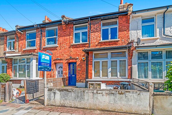 3 Bedroom Flat To Rent In Westcote Road, London, SW16