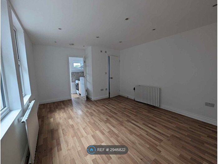 Studio To Rent In Green Lanes, London, N13