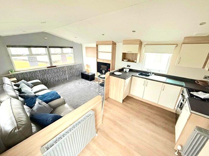 2 Bedroom Park Home For Sale In Glendale Holiday Park, CA7