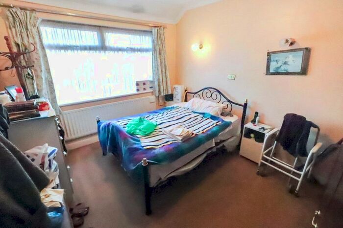 2 Bedroom Bungalow For Sale In King Harolds Way, Bexleyheath, DA7