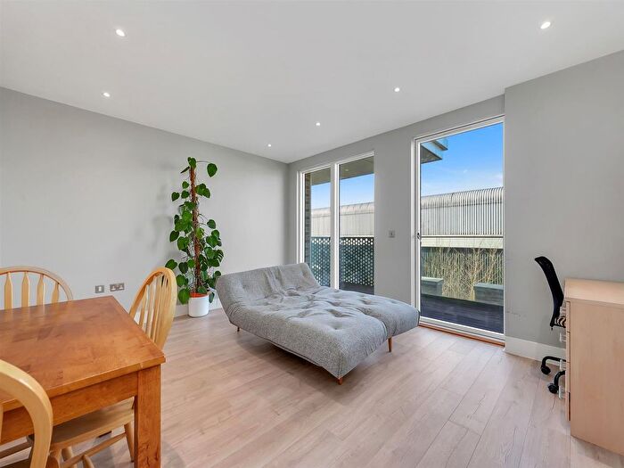 1 Bedroom Flat To Rent In Maison House, London, N20