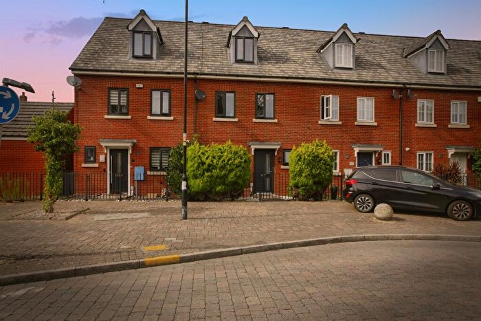 3 Bedroom Town House For Sale In Stonechat Road, Rugby, CV23