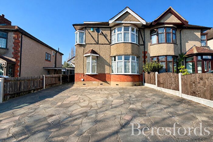 4 Bedroom Semi Detached House For Sale In Ravenscourt Grove, Hornchurch, RM12