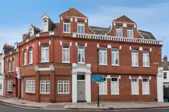 2 Bedroom Flat To Rent In Amyand Park Road, Twickenham, Uk, TW1