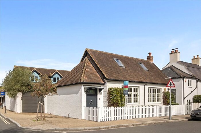 4 Bedroom Detached House For Sale In Lock Road, Richmond, TW10