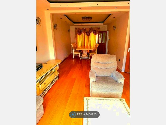 8 Bedroom End Of Terrace House To Rent In Green Lane, Edgware, HA8