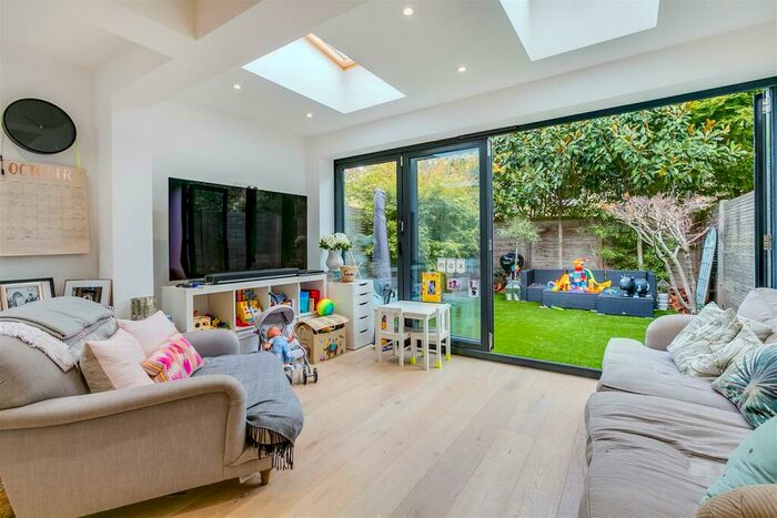 2 Bedroom Flat To Rent In Mallinson Road, Battersea, SW11