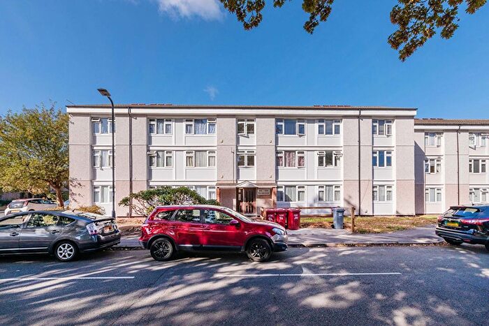 2 Bedroom Flat For Sale In Borderside, Slough, SL2