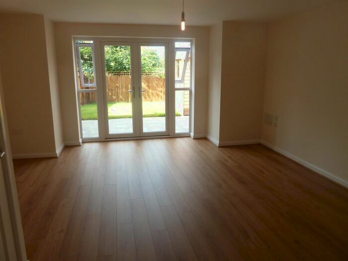 3 Bedroom Semi-Detached House To Rent In Windmill Precinct, Smethwick, B66