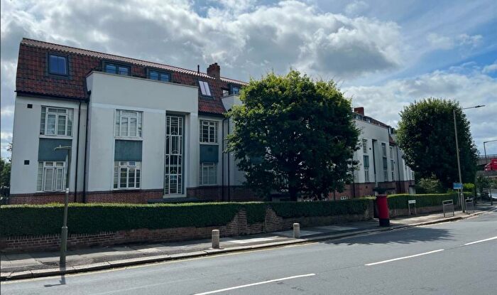 2 Bedroom Apartment To Rent In Clive Lodge, Hampstead, NW4