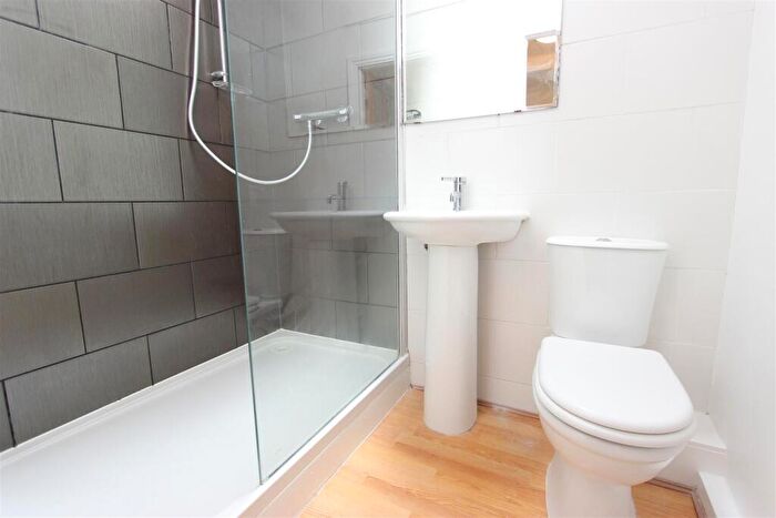 2 Bedroom Flat To Rent In Queen Annes Place, Enfield, EN1
