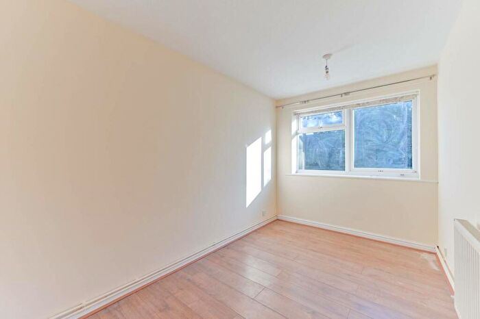 2 Bedroom Flat To Rent In Devana End, Hackbridge, Carshalton, SM5