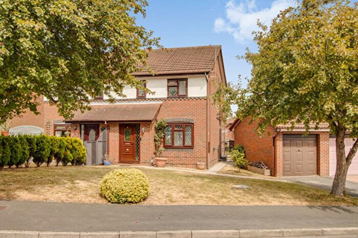 3 Bedroom Semi-Detached House For Sale In Fulmar Court, Leeds, LS10