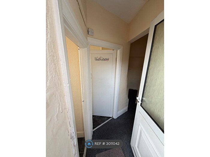 3 Bedroom Flat To Rent In Wood Lane, Dagenham, RM8