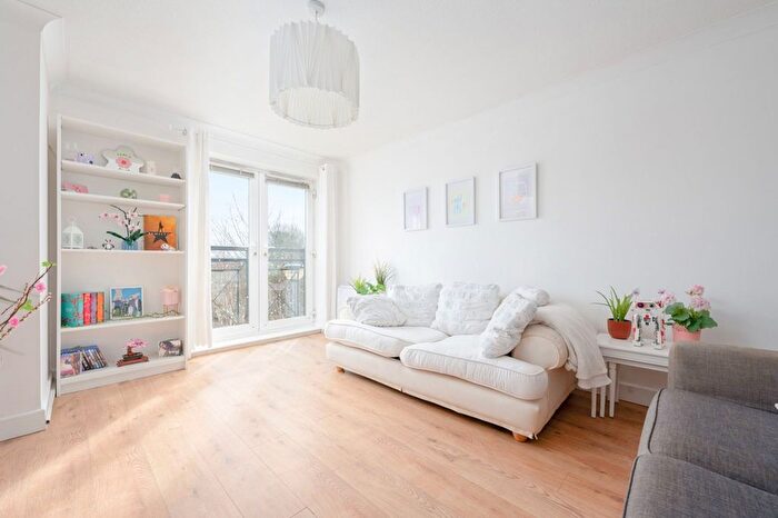 2 Bedroom Flat For Sale In Edmund Place, Dunfermline, KY12