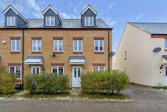 3 Bedroom Semi-Detached House To Rent In Fontwell Road, Bicester, OX26