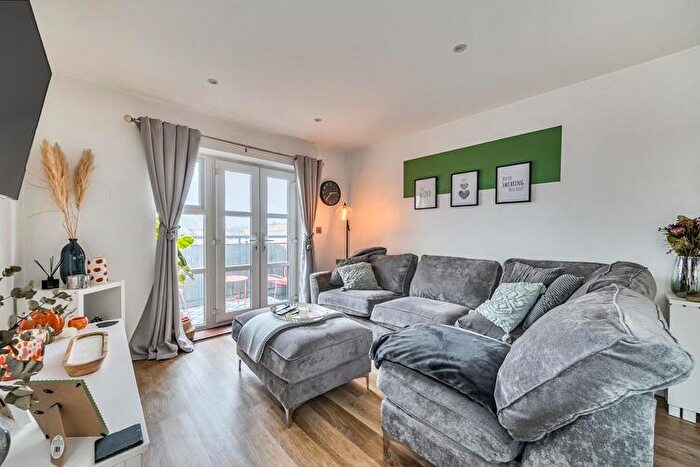 2 Bedroom Flat For Sale In Maybery House, Farnborough, Hampshire, GU14