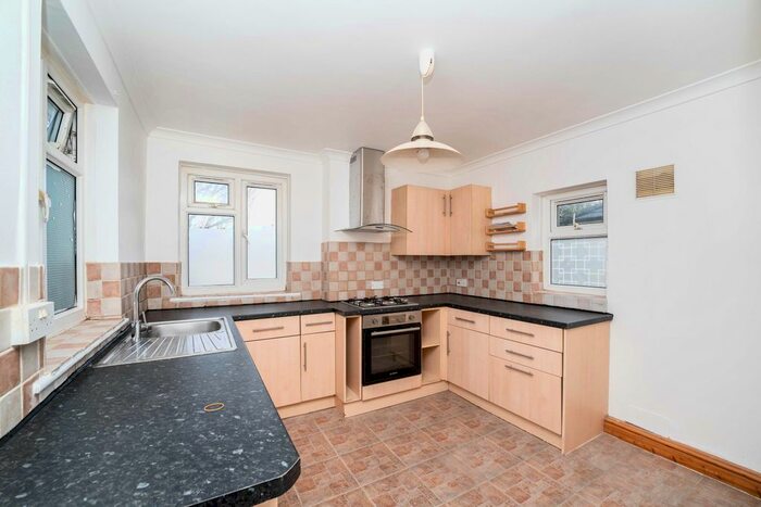 2 Bedroom Flat To Rent In Chestnut Grove, Ealing, W5