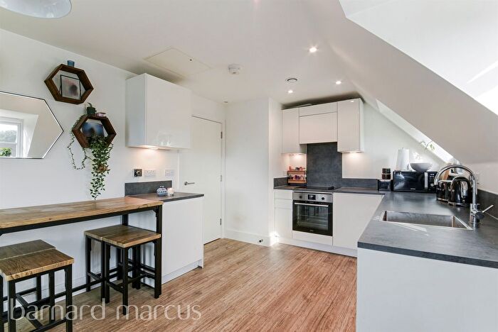 2 Bedroom Flat For Sale In Dover Road, Tadworth, KT20