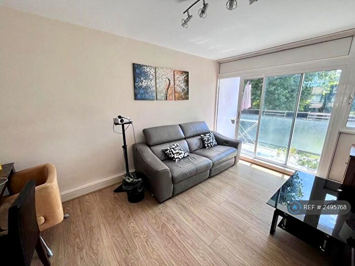 2 Bedroom Flat To Rent In Castleton House, London, E14