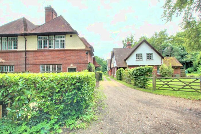 3 Bedroom Semi-Detached House To Rent In Cliveden Road (), Maidenhead, SL6