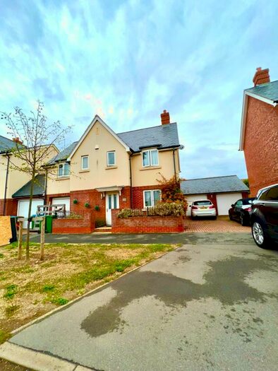 4 Bedroom Semi-Detached House To Rent In Paradise Orchard, Aylesbury, HP18